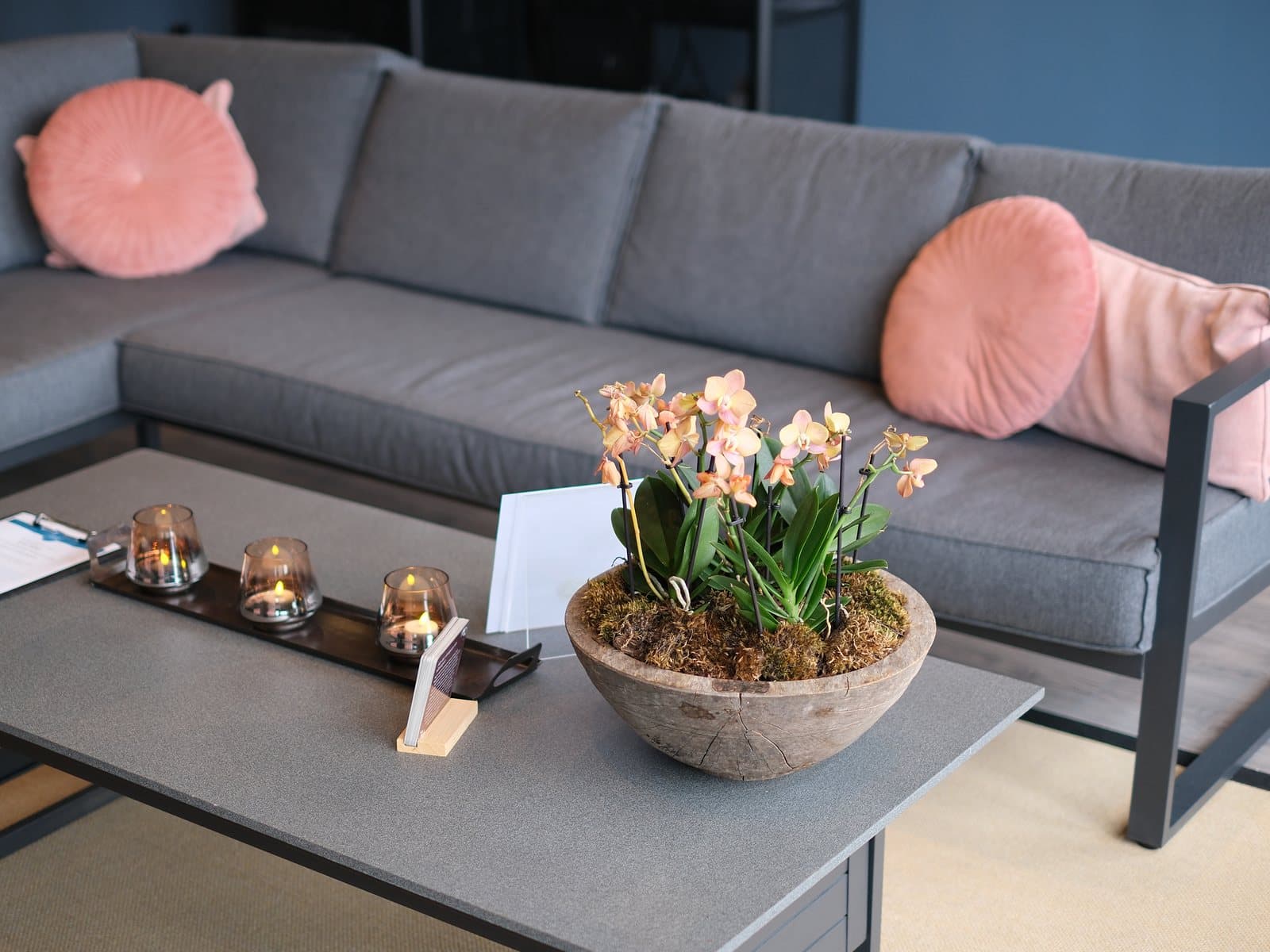 Spa-loungen med rosa kuddar, orkidéer och värmeljus